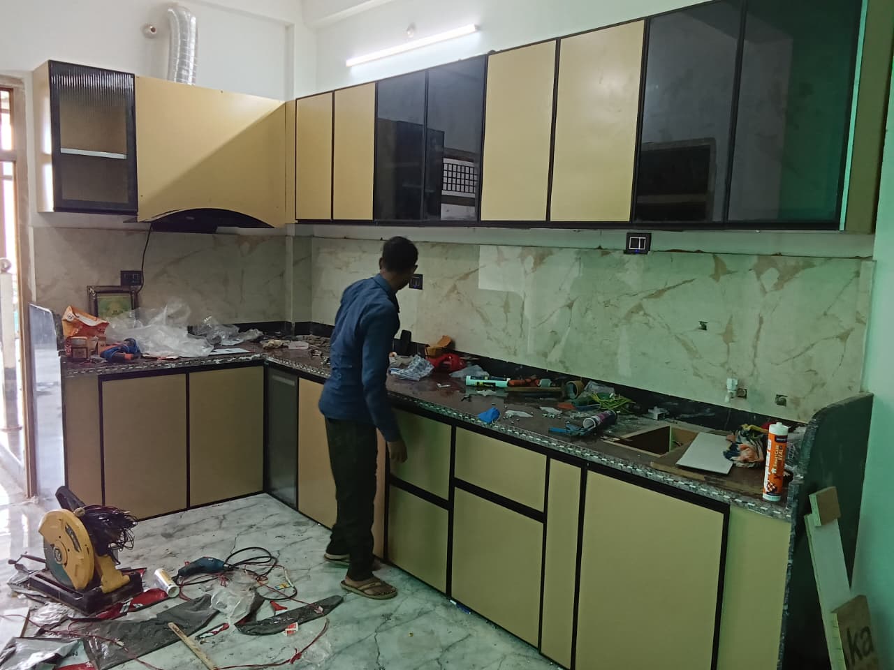 Modern L-Shaped Modular Kitchen Layout